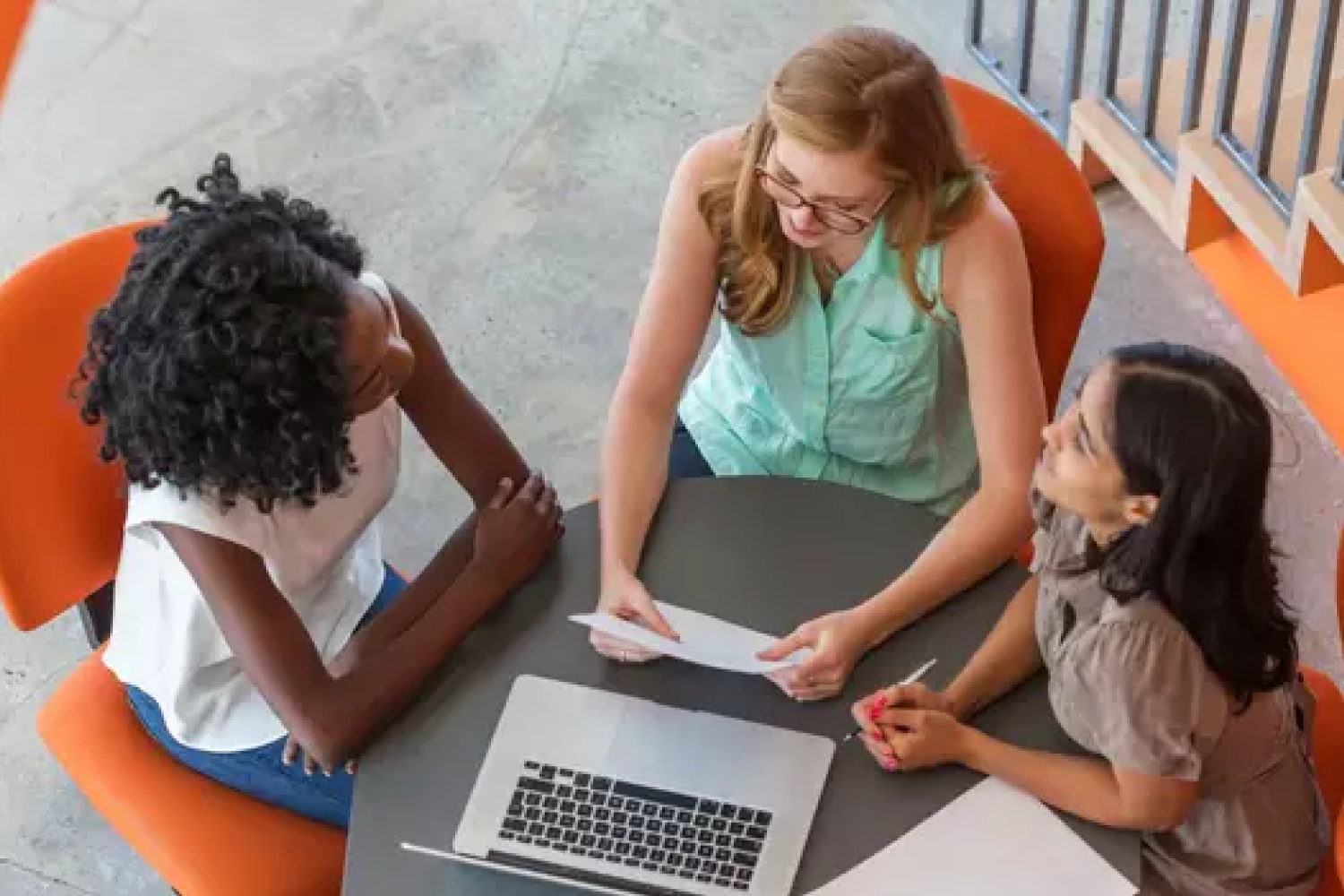 Diante desta nova realidade, a preocupação com a diversidade e inclusão no mercado de trabalho se tornou um assunto cada vez mais relevante e recorrente. 