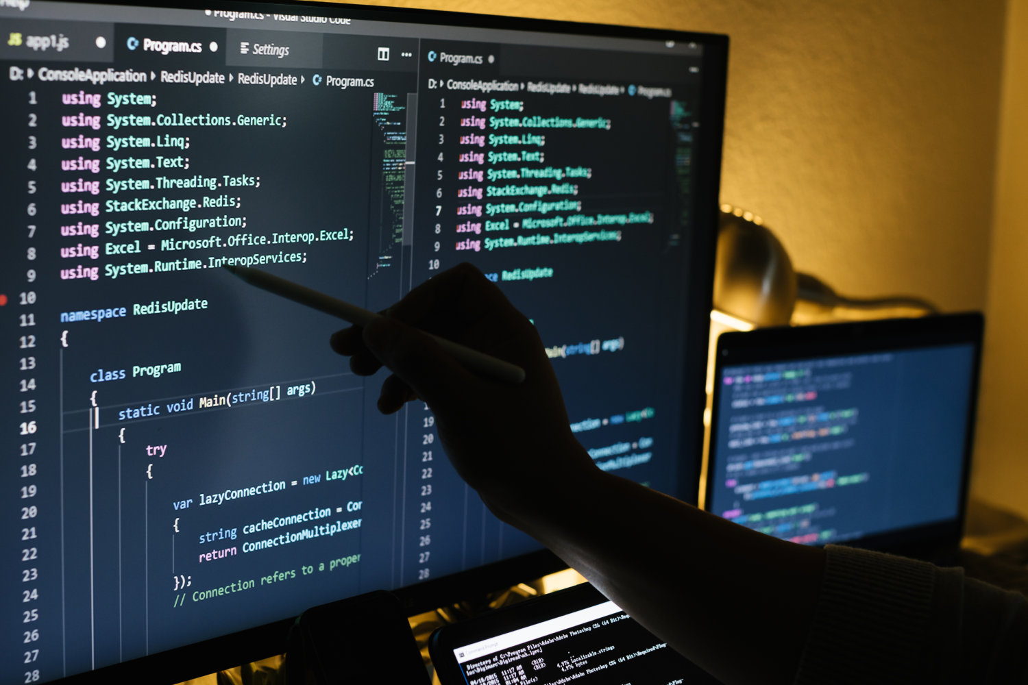 Conhecimento em linguagens de programação úteis e confiáveis é uma exigência dentro do mercado de desenvolvimento, a fim de possibilitar a codificação de aplicações seguras, de fácil usabilidade e escaláveis. 