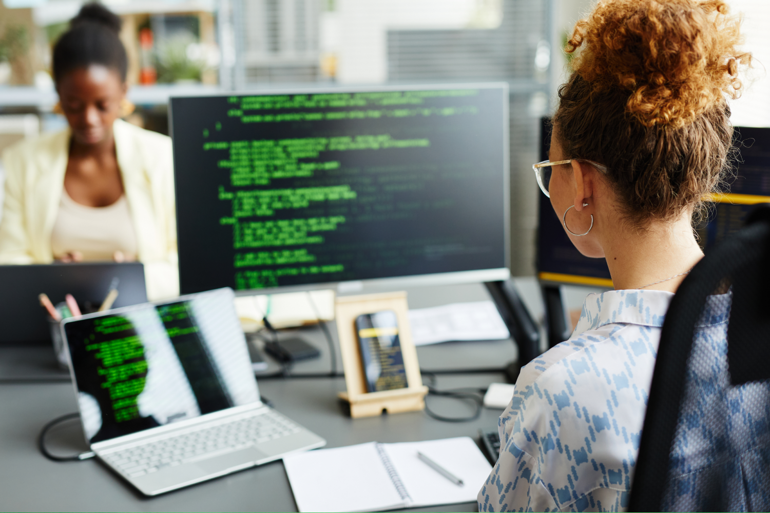 Descubre 5 cifras clave que las empresas deben considerar para reducir la brecha de género en tecnología y promover la diversidad e inclusión en el sector.