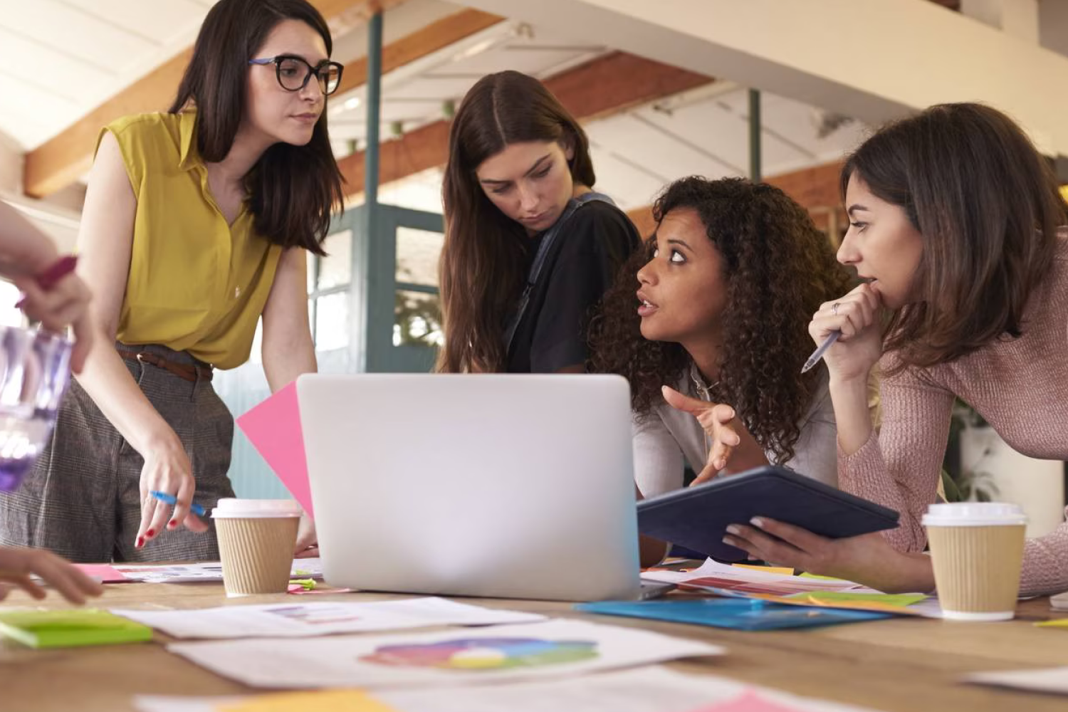 Laboratoria, ProyectoMoms e Blancos y Bancos foram criadas por mulheres para mulheres e estão reduzindo as diferenças de gênero na região.