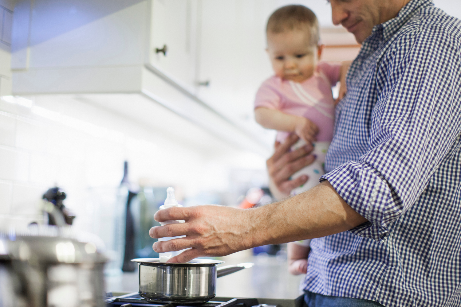 En países donde las licencias por paternidad son más prolongadas, la participación de las madres en el mercado laboral es mayor