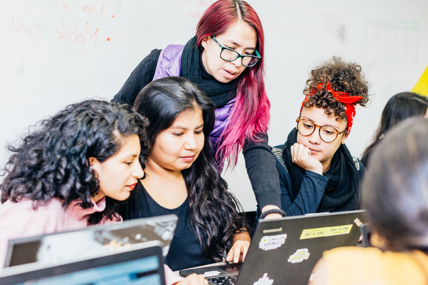 Solo tres de cada diez mujeres en el mundo estudian carreras STEM, cifra que cae hasta el 8% en carreras de Ingeniería y al 3% en aquellas relacionadas con Tecnologías de la Información.
