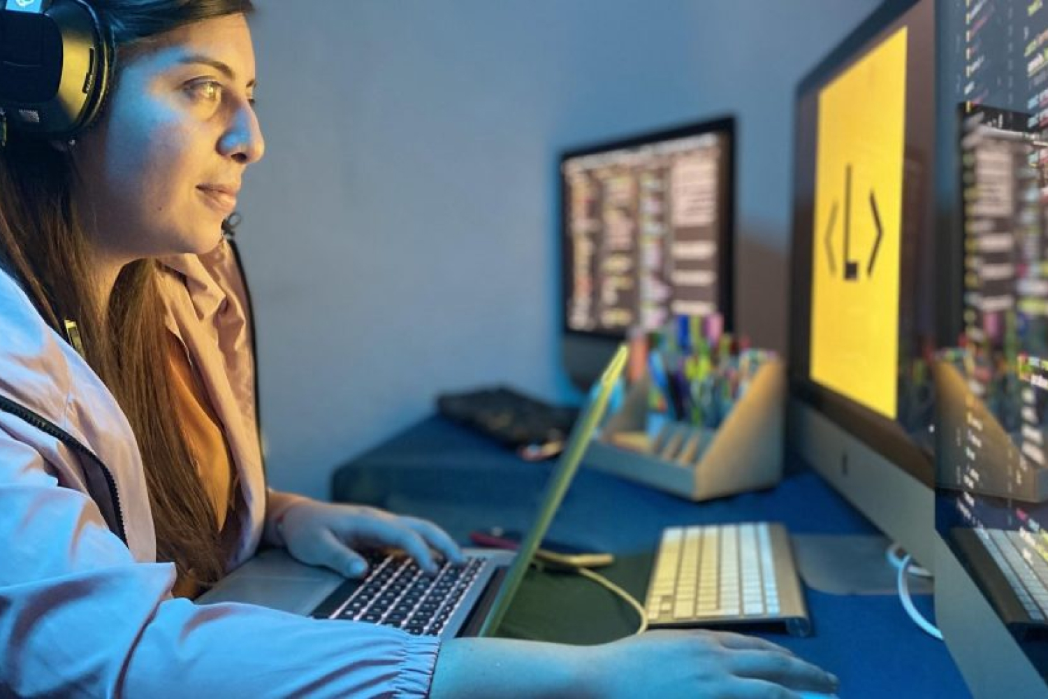 Una de las áreas que ofrece trabajos de calidad es la industria tecnológica, donde todavía menos del 30% de las y los programadores y desarrolladores web son mujeres. 