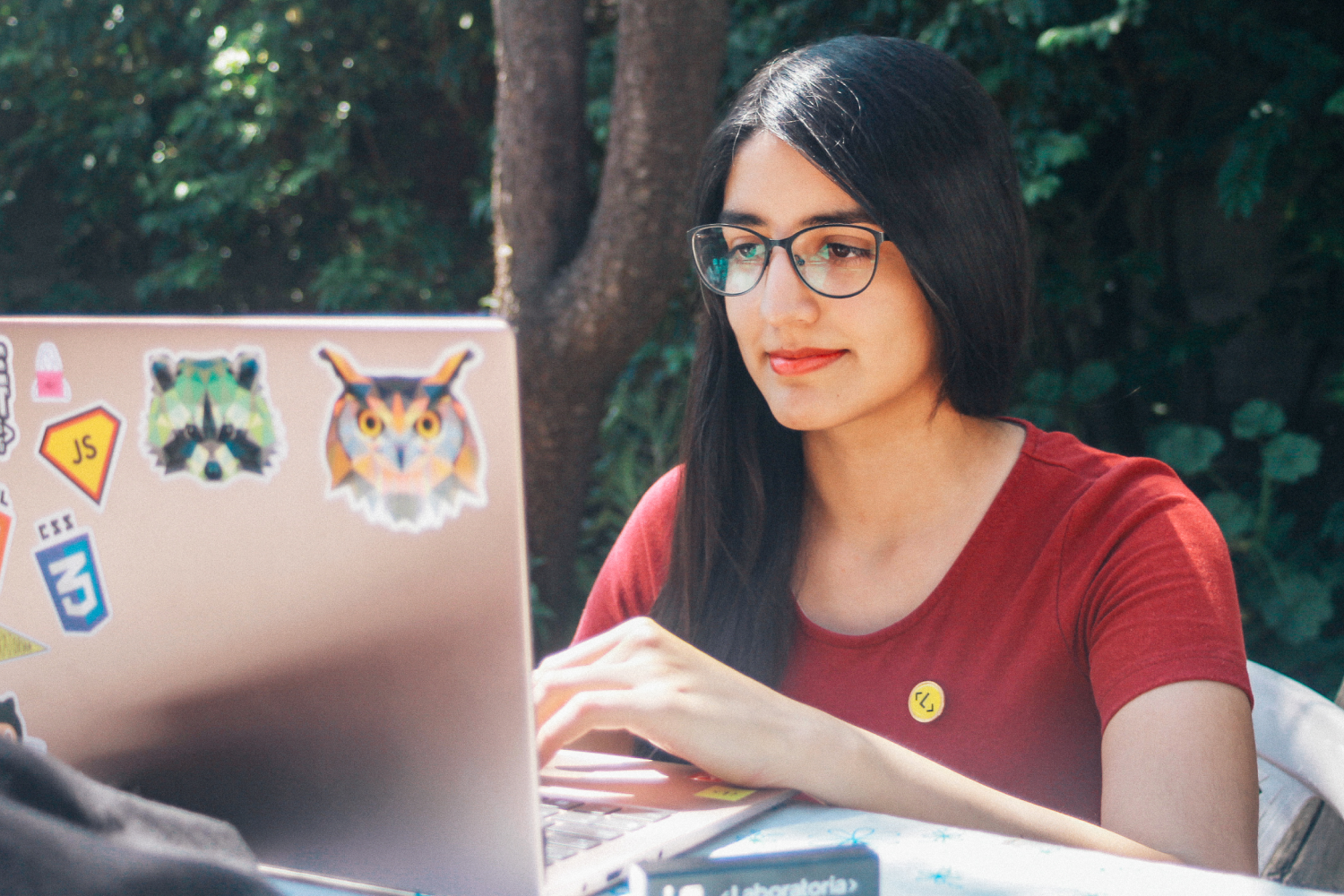 Desde 2015 Laboratoria ha preparado a mujeres en el ámbito Tec con “bootcamps”, que son espacios donde durante 6 meses se les capacita en un oficio tecnológico para que ellas puedan acceder a mejores posibilidades de ingreso económico y de vida.