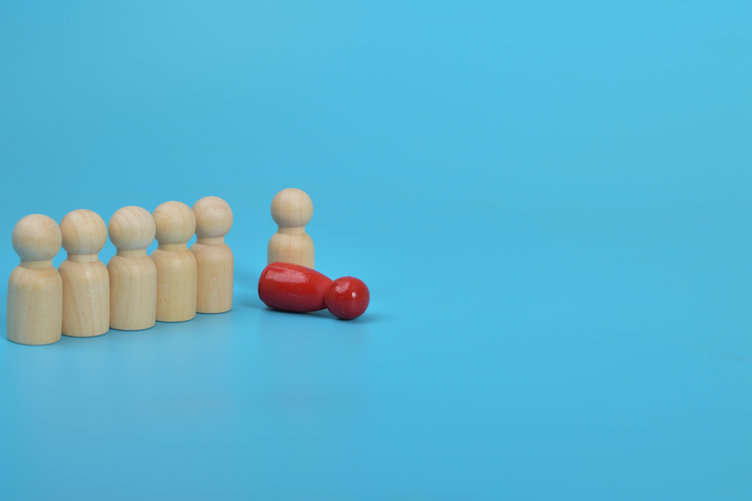 Es fundamental abordar el proceso de despidos masivos de manera inclusiva para evitar impactos negativos en grupos específicos, como las mujeres. 